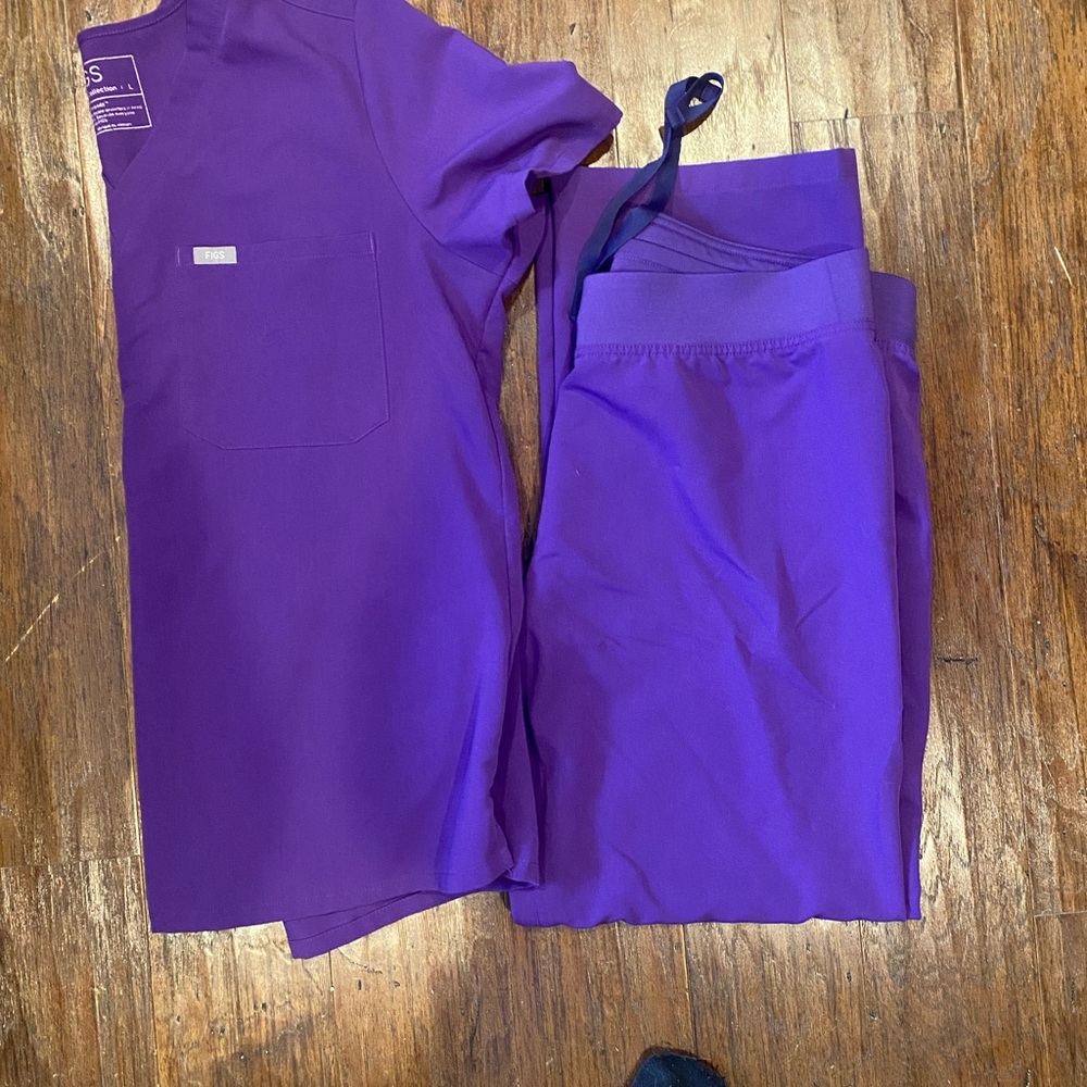 Womens Figs Scrub Set.  Caterina Top and Livingston pants. Size large
